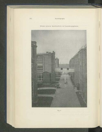 Strasse zwischen Maschinenhalle und Verwaltungsgebäude.