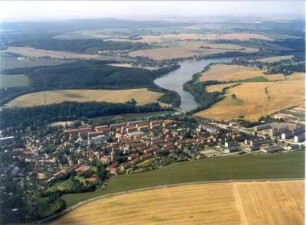 Dippoldiswalde. Nördlicher Stadtteil über die Dresdner Straße (B 170) und die Talsperre Malter gegen den Tharandter Wald. Luftbild-Schrägaufnahme von Südost