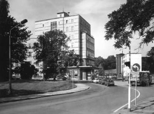 Chemnitz-Kapellenberg, Zwickauer Straße 1. Stadtsparkasse (1930). Straßenansicht mit Haupteingang