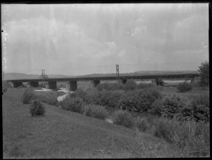 Bahnbrücke über Fluss