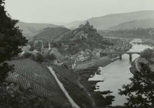 Saarburg, Blick auf die Stadt am linken Ufer der Saar mit Burg und Saarbrücke