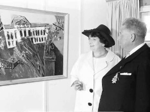 Bernau: Frau Prof. Fuhr (Gattin des Preisträgers) und Regierungspräsident Dichtel, vor Gemälde