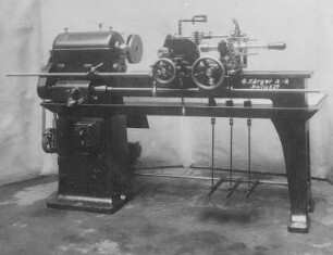 Präzisions-Schrauben- und Fasson-Drehbank, 38 mm Spindelbohrung, 700 mm Supportverschiebung (Kärger, Berlin) : Technikgeschichte | Maschinenbau | Werkzeuge und Werkzeugmaschinen | Hobelmaschinen, Drehbänke; Revolver Drehbänke; Automaten, Schleifmaschinen