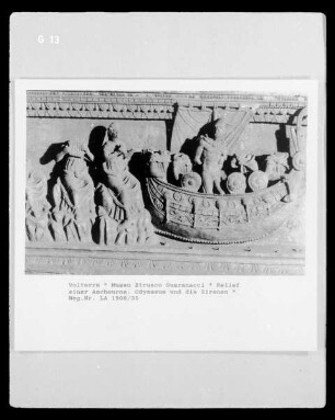 Relief einer Ascheurne: Odysseus und die Sirenen
