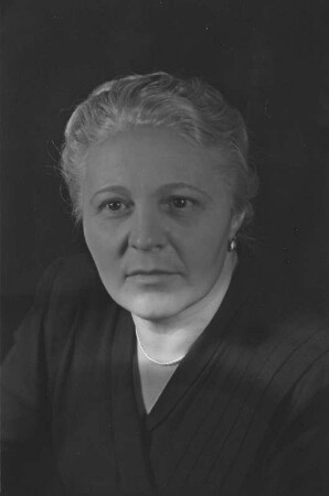 Porträtaufnahmen der Professorin Elisabeth Zaisser (1950-1952 Staatssekretärin im Ministerium für Volksbildung der DDR) im Zuge einer Reportage aus dem Ministerium für Volksbildung der DDR : Porträt von Elisabeth Zaisser