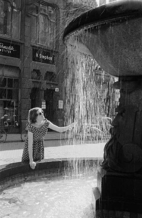 Renate Rössing am Lipsia-Brunnen