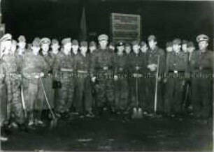 Soldaten und Offiziere des Wachregiments Feliks Dzerzynski an der Berliner Mauer