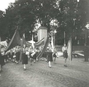 Anmarsch einer polnischen Jugenddelegation über die Grenzbrücke zu einem Freundschaftstreffen