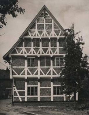 Altes Land an der Elbe bei Hamburg. Giebel eines alten Bauernhauses eines Obsthofes in Jork