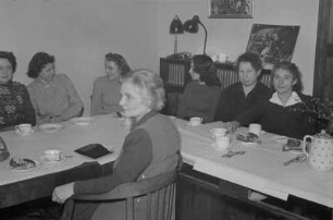 Feier zum Internationalen Frauentag im Henschel-Verlag : Mitarbeiterinnen des Verlags während der Feier