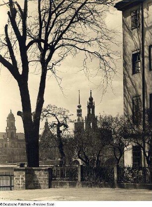 Blick über die Elbe gegen Ständehaus, Georgentorbau und Schloß sowie Katholische Hofkirche