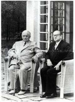 Wilhelm Pieck und Max Opitz im Landhaus in Prieros