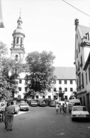 Gengenbach: Gasse mit Blick Richtung Stadtkirche und Benediktinerabtei