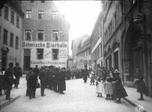 vor dem Jenastift - Ecke Kleine Steinstraße an der Stelle der heutigen Stadtsparkasse mit singender Currende