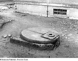 Brunnendeckel (ehem. mit Handschwengelpumpe)