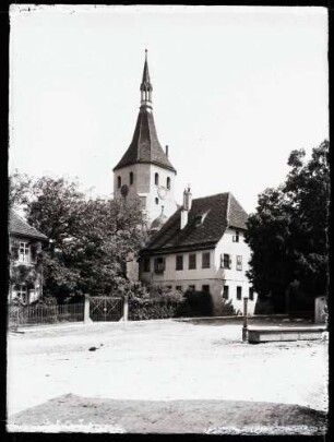 Kirchturm mit Pfarrhaus