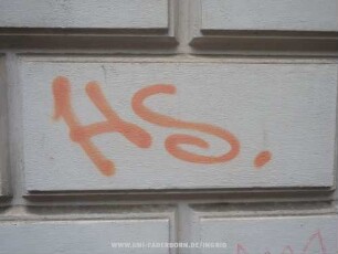 HS.