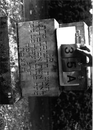 Grabstein 35 (Index: 100101447) Material: Sandstein, unterster Sockel Kalkstein Zustand: gut Maße HxBxT: 157x30x19 cm Beschreibung: Obelisk, getreppter Sockel: Grabstein 35A