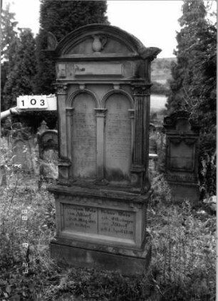 Grabstein 103 (Index: 100096107) Maße HxBxT: 227x78x17 cm Symbolik: Levitenkanne Besonderheit: Doppelgrab für Eheleute: Grabstein 103