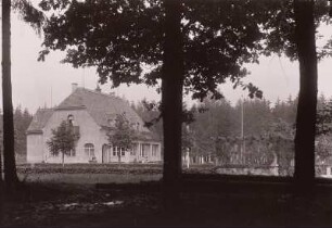 Borna, Waldhaus Fröhne : Borna. Waldhaus Fröhne mit Gartenlokal. Eckansicht