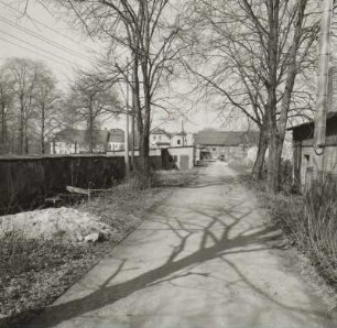 Arnsdorf-Kleinwolmsdorf. Zufahrtsweg im Rittergut