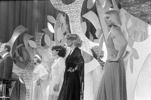 Fachschau der Karlsruher Friseurinnung in der Stadthalle über die Frisurenmode im Herbst und Winter 1974/75