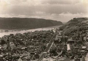 Bad Breisig, Rheinisches Schiefergebirge. Blick rheinaufwärts vom Vierburgenblick mit Burg Rheineck