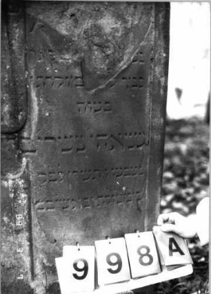 Grabstein 998 (Index: 99751341) Material: Sandstein Zustand: abgeblättert mit Textverlust Maße HxBxT: 113x79x10 cm Beschreibung: Doppelstele, zwei Schriftfelder eingetieft Besonderheit: Zitat 2.Samuel 1, 23: Grabstein 998A