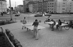 Spielweg Brohrain an der Tullastraße. Errichtung einer Palisadenwand zur Abschirmung des Tischtennisbereichs an der Tullastraße Ecke Rintheimer Straße vom Straßenverkehr