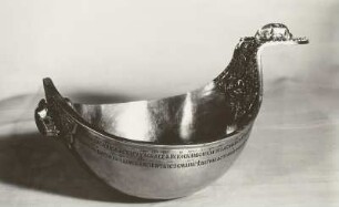 Trinkschale (Koffsch) des Zaren Iwan (IV.) des Schrecklichen : Trinkschale (Koffsch) des Zaren Iwan (IV.) des Schrecklichen. Gold, Niello, 4 Saphire, 6 Rubine, Perlen. 12,4 x 23,0 x 13,8 cm. Moskau, nach 1563. Dresden: Grünes Gewölbe IV 43