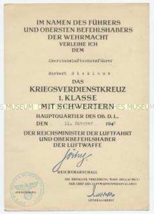 Verleihungsurkunde zum Kriegsverdienstkreuz 1. Klasse mit Schwertern