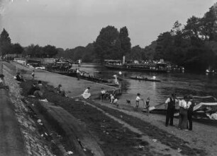 London, Sonntagstreiben an der Themse bei Hampton Court
