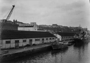 Im Hafen : Anlegestelle für Güterschiffe.