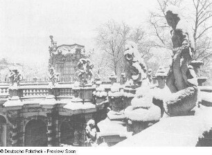 Dresden-Altstadt. Zwinger (1709-1728; M. D. Pöppelmann, B. Permoser). Nymphenbad. Blick von der Terrasse