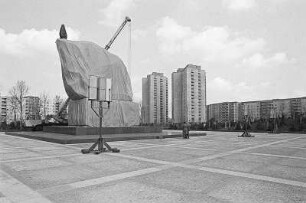 Thälmann-Denkmal vor der Einweihung