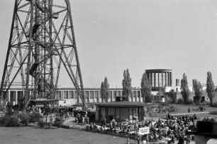 Berlin, Funkturm : Menschenansammlung vorm Berliner Funkturm