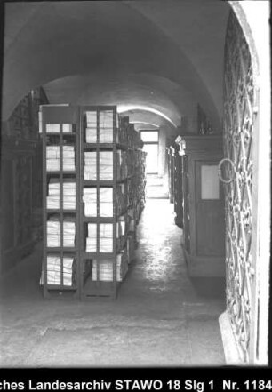 Braunschweigisches Landeshauptarchiv/Niedersächsisches Staatsarchiv in der Alten Kanzlei, Wolfenbüttel [um 1950] Enthält: Magazingeschoss mit Aktenpaketen in Regalen