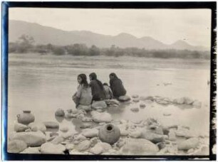 Mataco-Frauen am Río Pilcomayo bei der Mission San Antonio