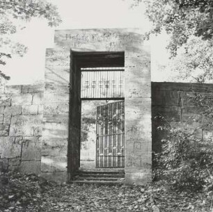 Denkmal für die Gefallenen des 1. und 2. Weltkrieges : Denkmal für die Gefallenen des 1. und 2. Weltkrieges. Travertin, nach 1945. Jena-West, Hainberg, Portal