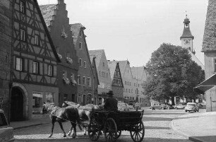 Hersbruck: Hauptstraße mit Kirchturm, Vordergrund Pferdewagen