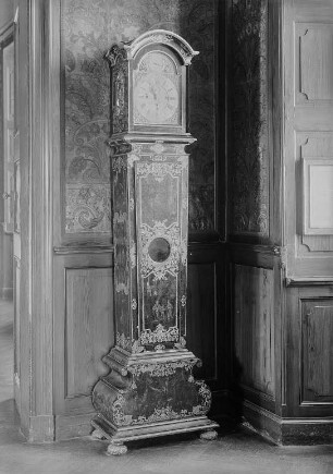 Standuhr : Standuhr. Holz mit Lackmalerei; 240 x 66 x 39 cm (1701/1750). Dresden: Kunstgewerbemuseum 37 772