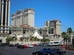 Straßenszene am Las Vegas Boulevard mit Caesars Palace Hotel