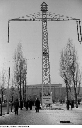 Elektromast mit Langstab-Isolatoren der Firma Hermsdorf-Schomburg-Isolatoren-Gesellschaft (Hescho) auf dem Ausstellungsgelände der Technischen Messe