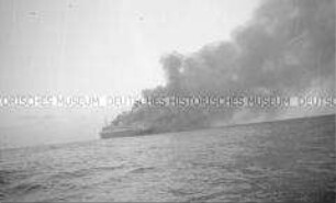 Selbstversenkung des Hochseepassagierdampfers "Columbus" am 19. Dezember 1939, dicke Rauchschwaden über dem brennenden Dampfer