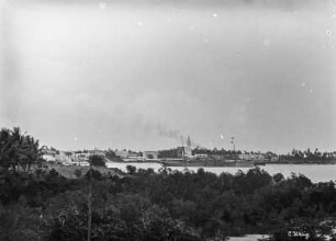 Stadtansicht von Daressalam : Blick auf die an der Küste befindliche Stadt Daressalam mit der katholischen Kathedrale St. Josef.