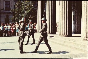 Berlin-Mitte, Unter den Linden. Wachablösung vor der neuen Wache