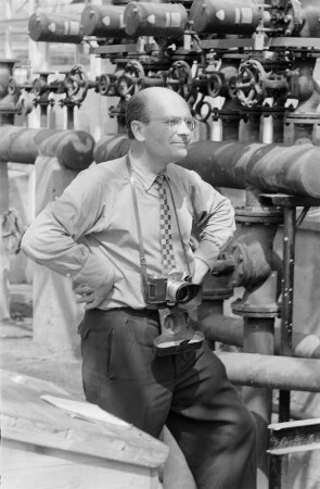 Richard Peter jun. (1915-1978; Fotograf, Bildjournalist). Selbstporträt mit Kleinbildkamera Exakta Varex um 1965 in Industrieanlage