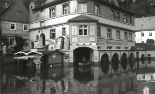 Rathen-Niederrathen. Elbhochwasser in der Mündung des Grünbaches (Amselgrund). Wohnhaus mit Laden (Drogerie und Kolonialwaren Emil Böhme), Nr. 10. Eckansicht mit Boot im Ladeneingang