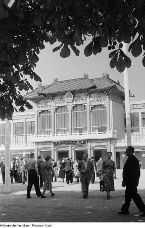 Besucher vor der Leipziger Herbstmesse 1954 vor dem Eingangsbereich des chinesischen Pavillons