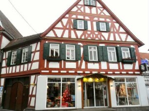 Stadtbild - Freihof im Nordwesten - Giebelständiges Haus mit Fachwerk-Obergeschossen auf steinernem Stock sowie abgewinkelter Hofeinfahrt in Übersicht